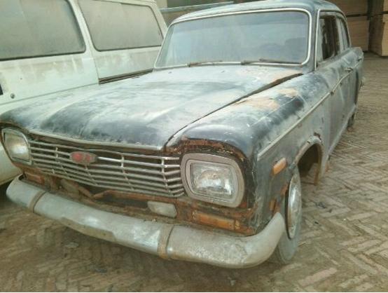 老款上海经典的轿车,外观豪华但终究抵不过时间的磨耗