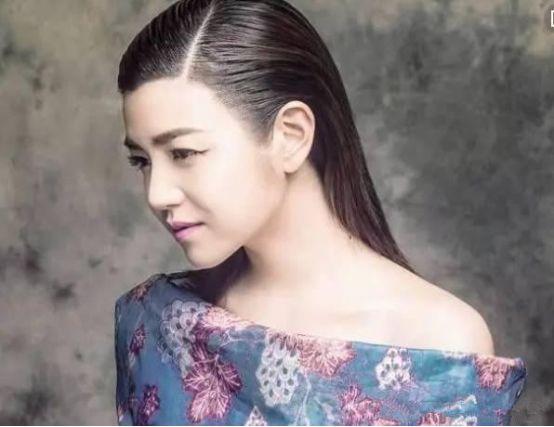 看看女明星的油头造型,杨幂成女王,热巴化身霸道总裁!