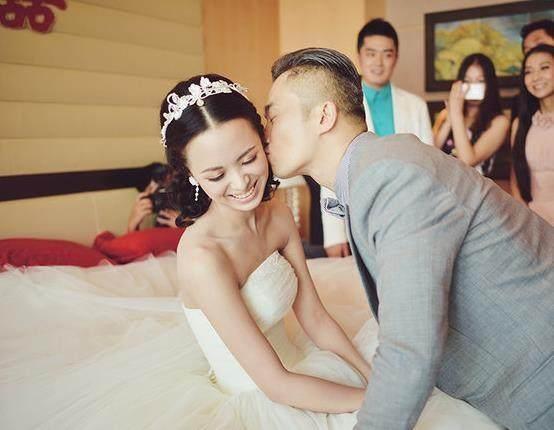 46岁程雷一家近照,曾两次放弃主持,小18岁妻子美艳不输范冰冰