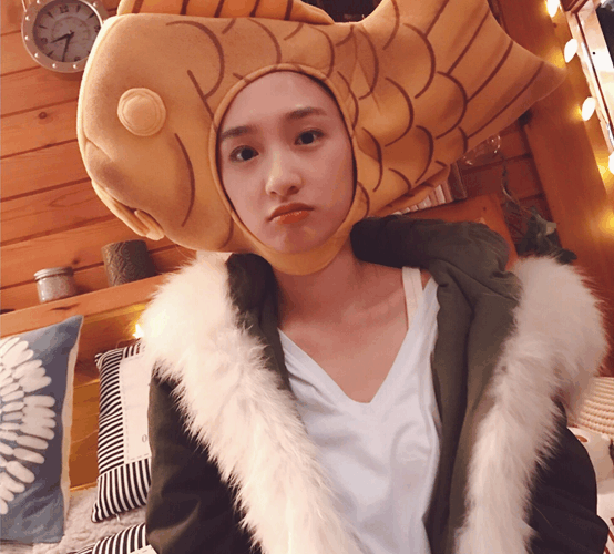 不得不说谭盐盐也是非常的俏皮可爱的,身穿墨绿