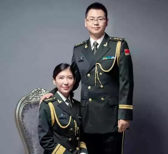 李孟家庭双军人家庭,丈夫李利佳65553部队保卫股长.夫妻两地生活.