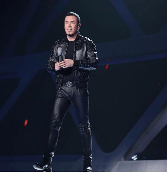 杨坤唱歌踩烟头林志颖录音爱好光着脚自曝唱功不如林俊杰