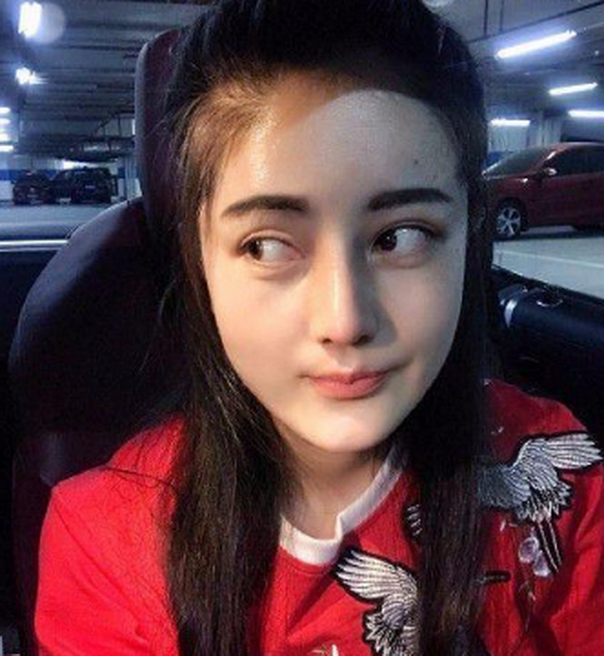 网红何承熹就在微博上发了一堆照片.