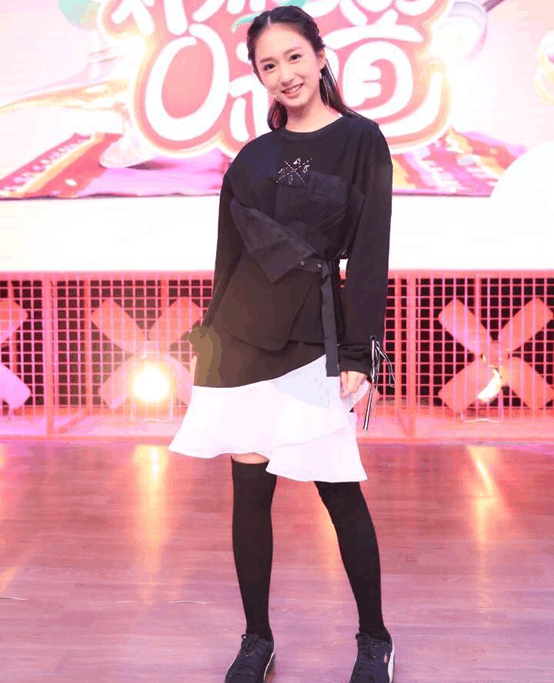 王思聪新女友谭盐盐私服漂亮迷人 网友: 国名老公换口味啦!