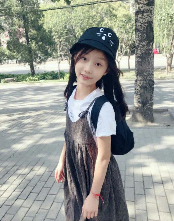 赵薇的女儿长成了这样?太不像赵薇了,感觉长大了会比赵薇好看!