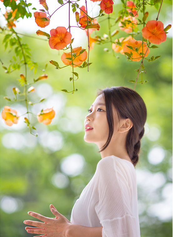 花开树下一个笑得甜蜜可爱的美丽姑娘