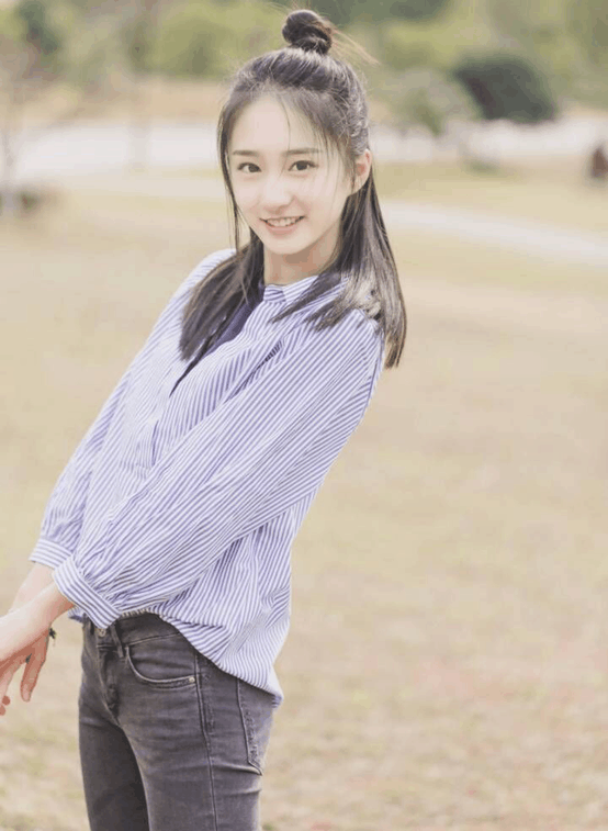 王思聪新女友谭盐盐私服漂亮迷人 网友: 国名老公换口味啦!