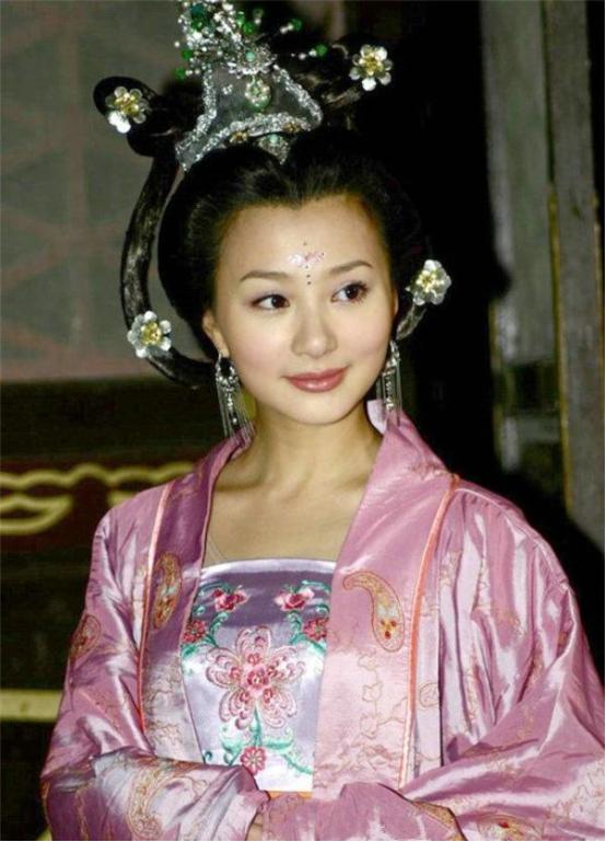 于影视小周后擅音律,好焚香,曾自制焚香器具,又派宫女专门负责焚香之