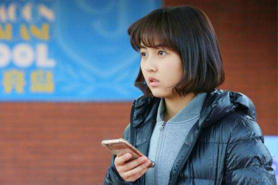 首先是《唐人街探案》风靡一时,她出演神秘少女思诺,本一部喜剧,因为