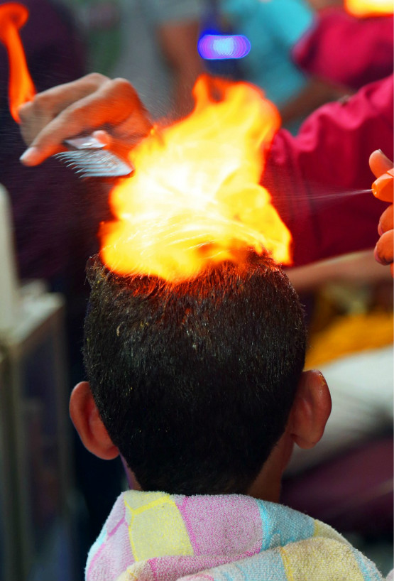 理发师用火来理发,至今没有意外发生,顾客:这样的发型更好看