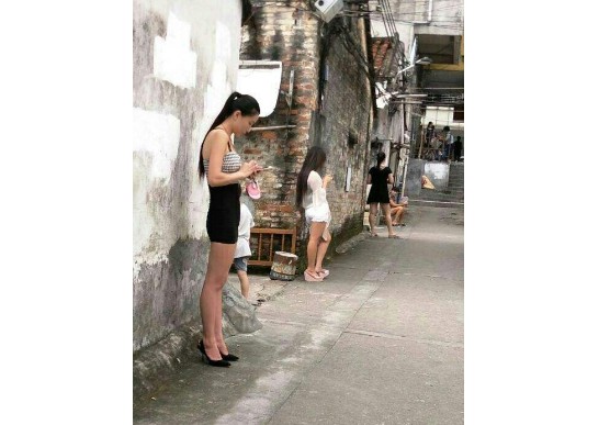 13名卖淫女被抓获男子忍辱负重查看民众直摇头