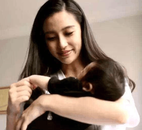 三个人一同往机场方向走去,看baby抱娃的姿势平时也是经常带孩子啊.