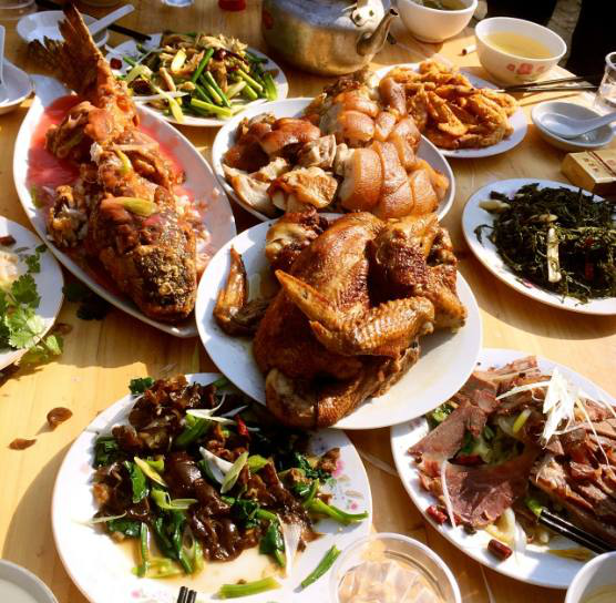 农村摆婚宴真是霸气,一桌全是实在菜,看到图6我服