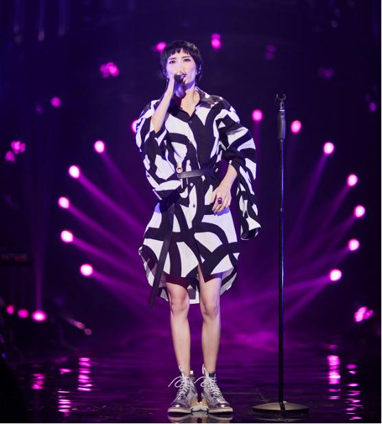 《歌手》苏诗丁每期衣服都很奇葩!这次正常了!却被吐槽像卫生纸