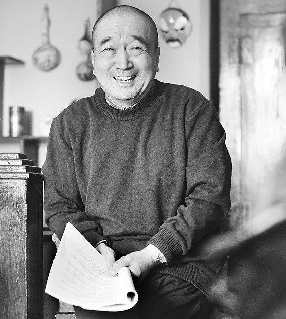 李保田从小就非常喜爱表演,还瞒着家里偷偷去学演丑角,1966年,他加入