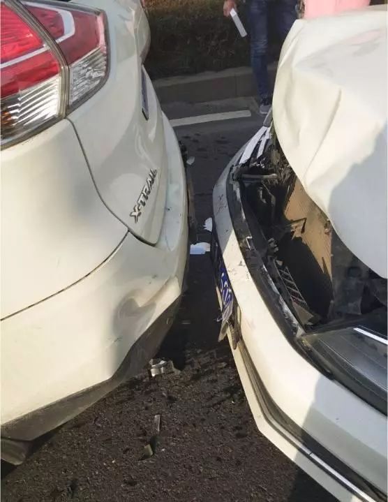 大众速腾马路追尾日产奇骏,车主:德系和日系谁更强终于有了答案