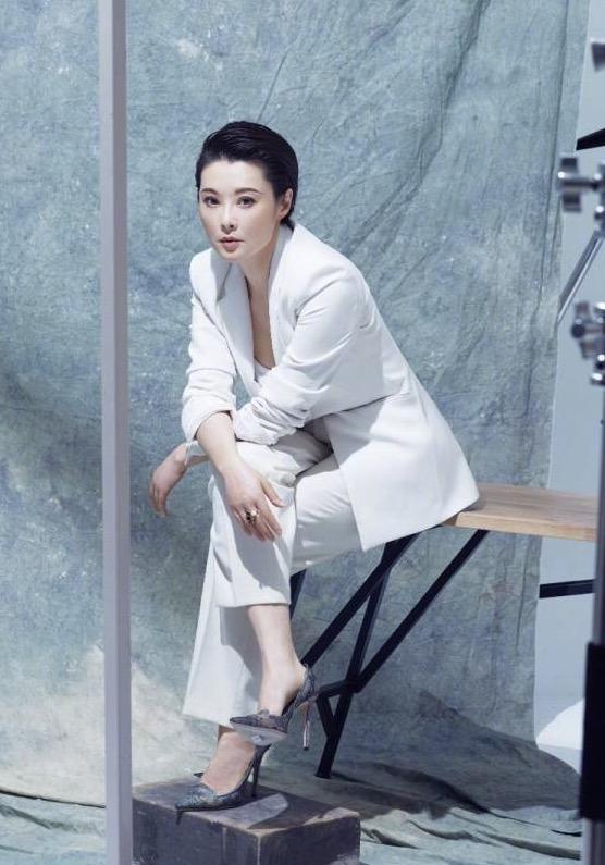 袁立平安夜去捐款,从《演员的诞生》拿的80万全捐了,网友:大气