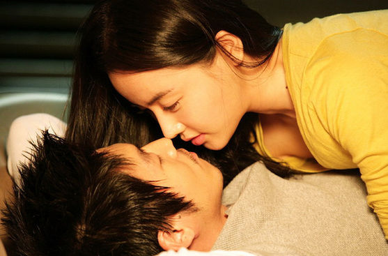 她被经纪人逼迫与31人发生"关系",为了逃出魔抓,26岁.