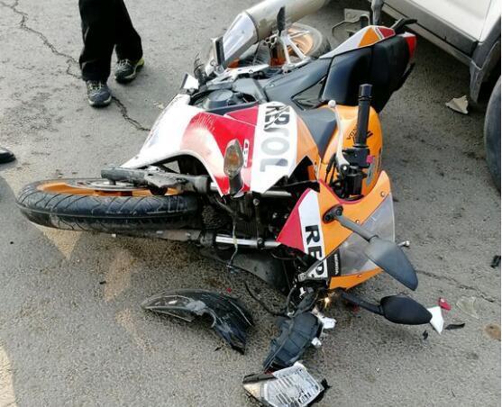 超速摩托车撞上转弯本田 小汽车负全责 就一句话的道理