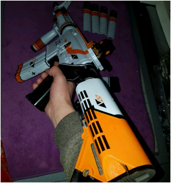 csgo:大佬用胶带喷漆绘制m4二西莫夫 这磨损能换海景房了