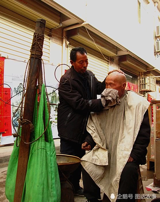 民间"理发师"走街串巷30年,"剃头担子一头热"不为赚钱