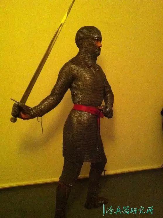 暴力美学的极致!小成本电影《铁甲衣》为何能在国内掀起热潮?