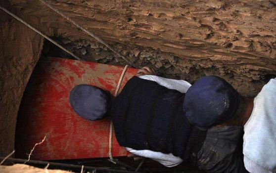 村民修新房挖到大红棺材,嫌晦气立马烧了,保守估计损失3亿!