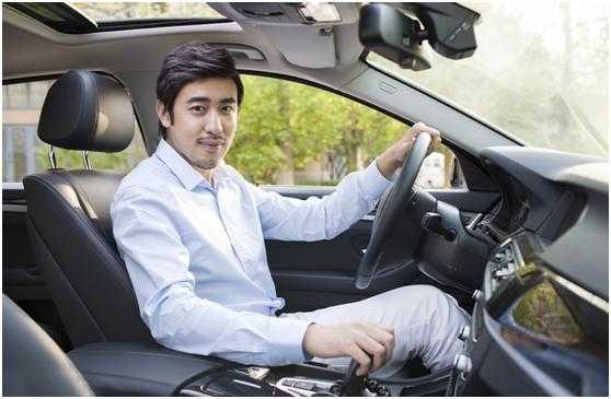 5种常见的握方向盘姿势,第一种100%是老司机,最后一种是女司机