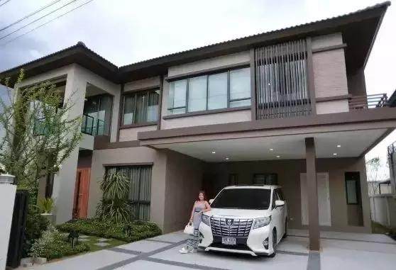 泰国美女卖首饰赚1亿买豪车别墅