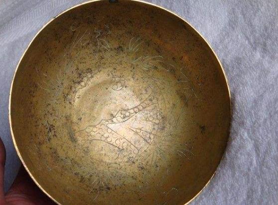 父亲偶然间救了一个乞讨老人老人送一个碗回家才发现赚大了