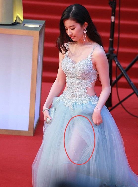 刘亦菲穿透视露背装尽显傲人双峰网友不愧是玉女