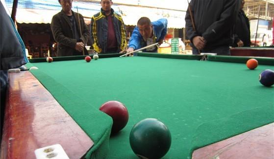 耕地被占用后,不用下地了,和新来入驻的村民打台球吧