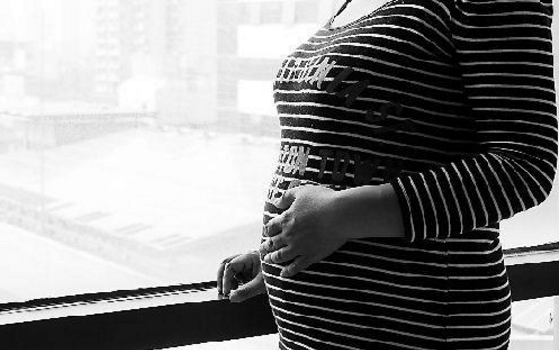 43岁高龄产妇坚持生三胎, 孩子出生后, 得知真相的众人纷纷落泪