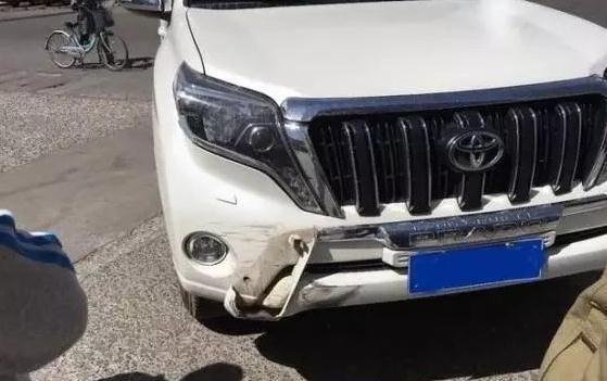 宝骏310被四十万的丰田普拉多撞了,宝骏车主下车后乐晕了