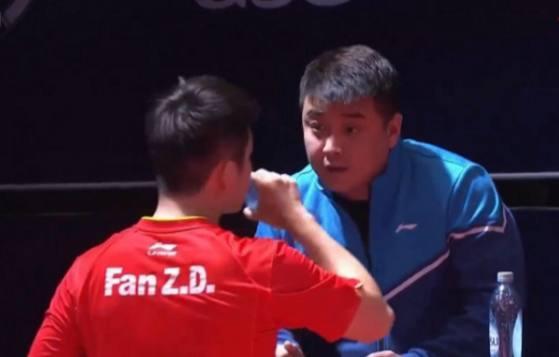 王皓在场边指挥樊振东夺冠,国乒男队主教练秦