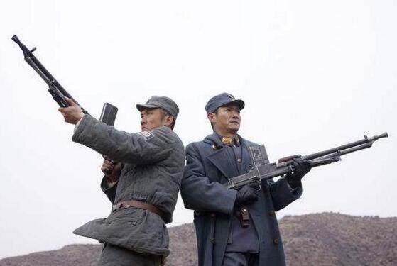 士兵抱着机枪冲锋更容易杀敌?老兵:那简直是找死