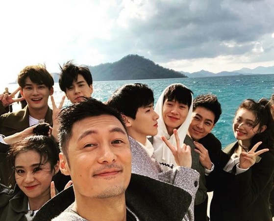 余文乐自拍身后一整排男神高颜值8大咖合照掀暴动