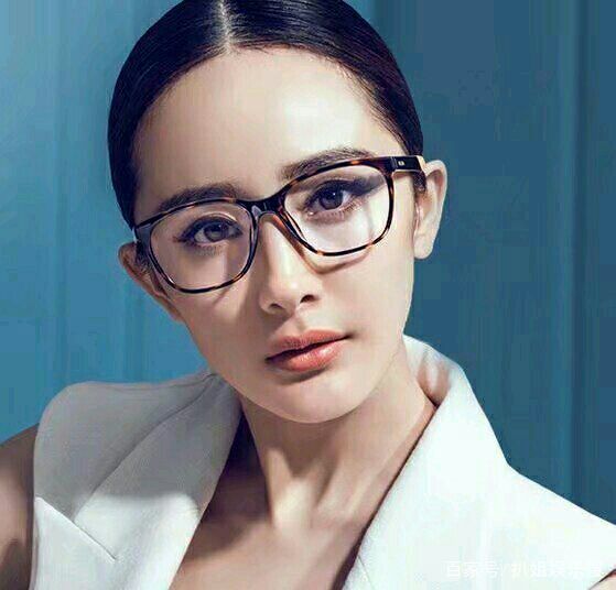 当明星们戴上眼镜,赵丽颖唐嫣很甜美,刘诗诗杨幂简直像变了个人