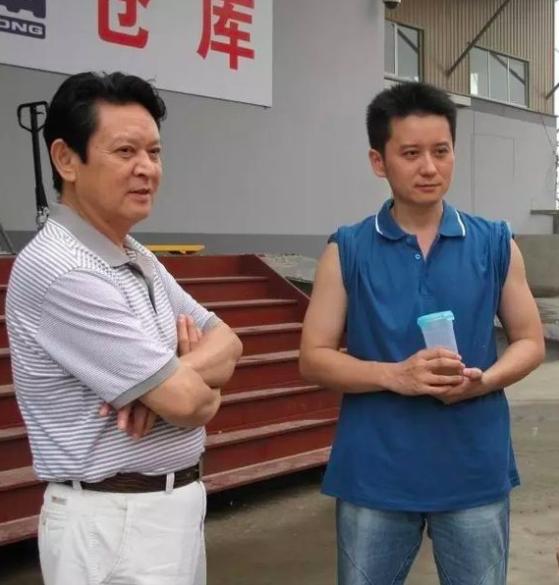 石清,石破天和石中玉的亲生父亲,是个大侠,和与妻子闵柔并称为"黑白