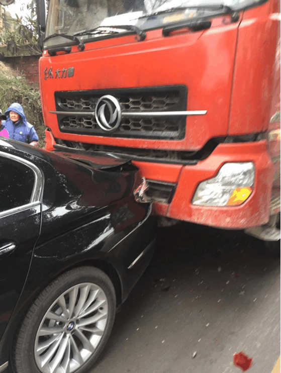 提新款5系被大货车追尾, 车主: 这换成日系车, 已经变成两厢车了