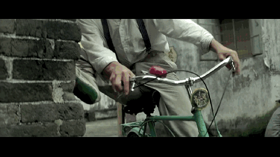 其实,这也真是成龙的悲哀之处,他曾说过:"我想做一个演员会动作,而不