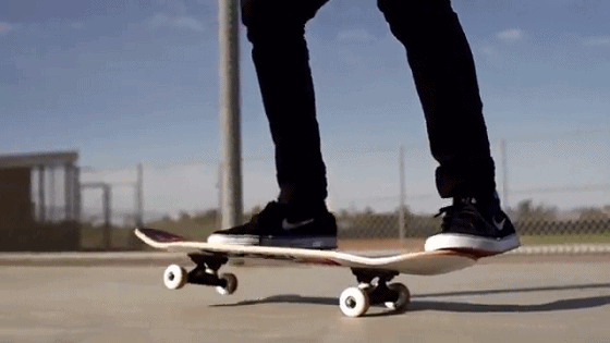 首先要知道怎么做kickflip和shovit.