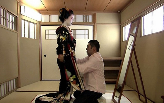日本艺妓离不开这些男人,男人们技术精湛,为艺妓穿衣打扮