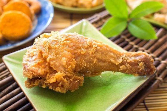 椒盐鸡腿主料:鸡腿3只,香菜少许,生抽1小匙,酒1小匙,胡椒盐少许,姜汁1