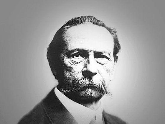 卡尔·本茨本茨的车为三轮汽车,采用一台两冲程单缸0.