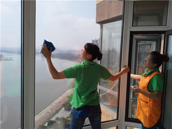 别再爬窗擦玻璃了太危险了,教你一个笨方法,干干净净,省时省力