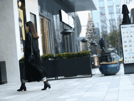 简单的穿搭就很有风范上班的时候黑色大衣搭紧身裤,低跟鞋,表现职业