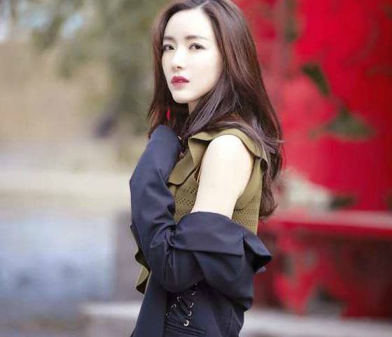 "cici到《你是我爱人》中的性感现实的秋眉,再到《青瓷》中腹黑佳人