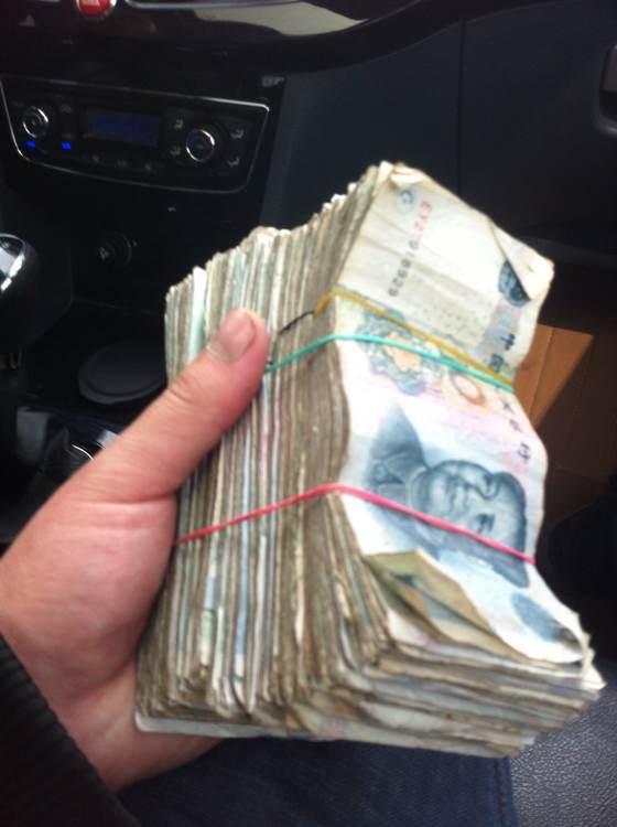 弟弟结婚,妈让我给个大红包,手机一亮,我把红包塞满零钱