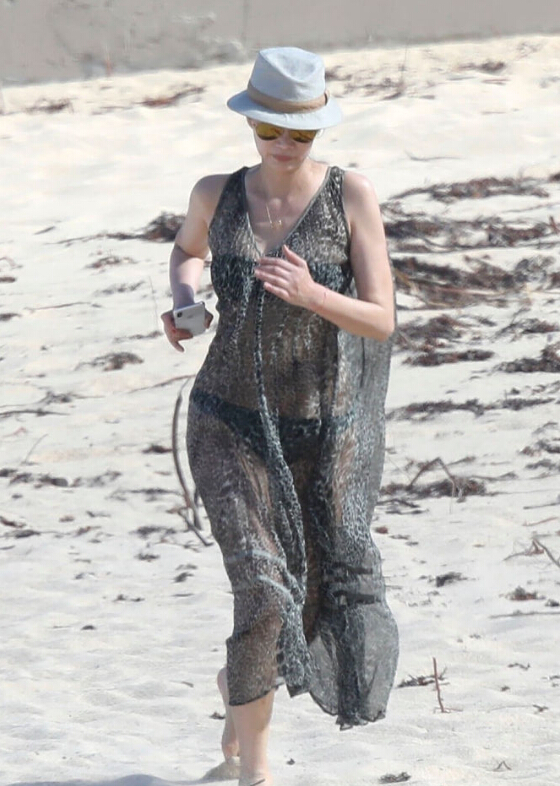 邓文迪海滩上演初恋奔跑 快花甲的人透视装秀出少女身材